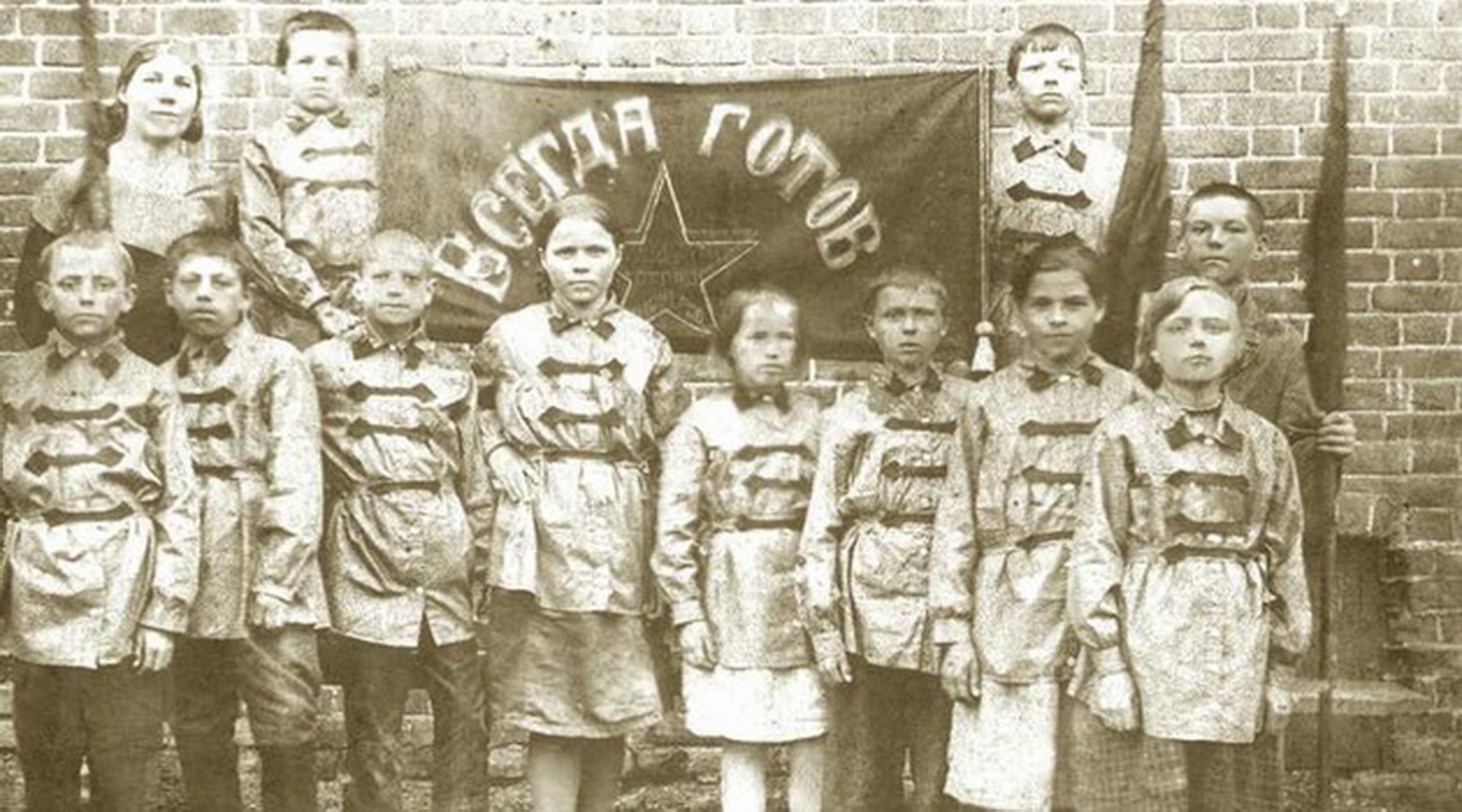 первый первый юной. пионерия 1922 год. готфрид кнеллер портрет петра i 1698. эль фаннинг 2011. первый первый юной.