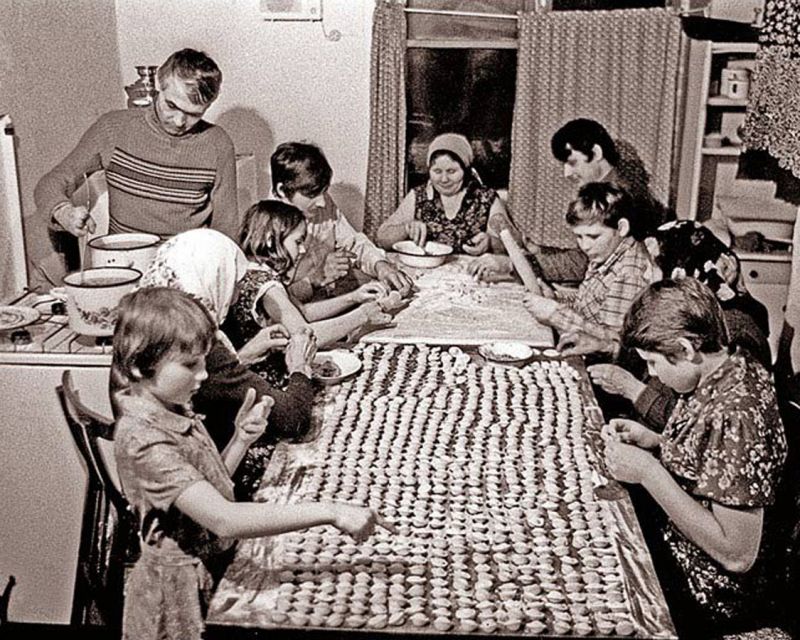 Лепим пельмени всей семьей. Лепка пельменей всей семьей ссср. Лепка пельменей в ссср. Лепка пельменей семьей. Лепим пельмени всей семьей.